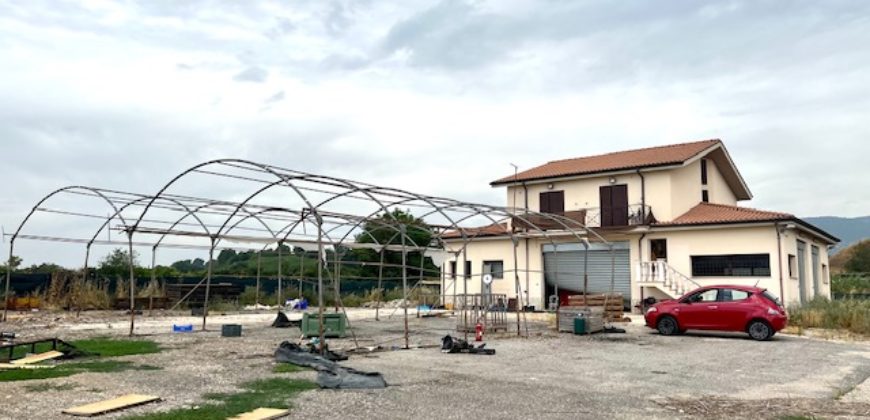 Fabbricato per attività agricola con terreno di 11732 mq